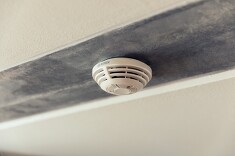 Der Rauchmelder alarmiert Sie zuverlässig bei der Entstehung von Rauch und Feuer. Gleichzeitig dient er als Sirene zur Abschreckung ungebetener Gäste, ausgelöst durch die Tür-/Fensterkontakt-Komponenten und den Bewegungsmelder (siehe unten). Der Twinguard (hier nicht abgebildet) misst zusätzlich Luftfeuchtigkeit, -reinheit (VOC) und CO2-Gehalt durch professionelle Dual-Ray Technologie. Der Rauchmelder alarmiert Sie zuverlässig bei der Entstehung von Rauch und Feuer. Gleichzeitig dient er als Sirene zur Abschreckung ungebetener Gäste, ausgelöst durch die Tür-/Fensterkontakt-Komponenten und den Bewegungsmelder (siehe unten). Der Twinguard (hier nicht abgebildet) misst zusätzlich Luftfeuchtigkeit, -reinheit (VOC) und CO2-Gehalt durch professionelle Dual-Ray Technologie.