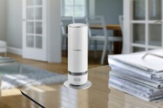 Die Kamera für den Innenbereich besitzt eine 360°-Bereichserfassung. Versenken Sie den Kamerakopf per Fingertipp, um bei Bedarf hundertprozentige Privatsphäre zu garantieren. Integrierte Bewegungssensoren ermöglichen die Aufzeichnung von ausschließlich relevanten Ereignissen. Die Aufzeichnung erfolgt in HD-Qualität mit verschlüsselter Speicherung direkt im Gerät. Die Kamera für den Innenbereich besitzt eine 360°-Bereichserfassung. Versenken Sie den Kamerakopf per Fingertipp, um bei Bedarf hundertprozentige Privatsphäre zu garantieren. Integrierte Bewegungssensoren ermöglichen die Aufzeichnung von ausschließlich relevanten Ereignissen. Die Aufzeichnung erfolgt in HD-Qualität mit verschlüsselter Speicherung direkt im Gerät.