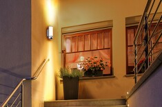 Mit der Eyes Außenkamera haben Sie Ihr Zuhause stets im Blick. Sie sorgt nicht nur für ein sicheres Gefühl, sondern auch für eine stimmungsvolle Beleuchtung. Die Videoübertragung erfolgt in HD-Qualität und in Farbe – auch bei Nacht. Bewegungserkennungssensoren sind auch hier enthalten. Außerdem implementiert: 2-Wege-Kommunikation mittels eingebauter Gegensprechanlage. Mit der Eyes Außenkamera haben Sie Ihr Zuhause stets im Blick. Sie sorgt nicht nur für ein sicheres Gefühl, sondern auch für eine stimmungsvolle Beleuchtung. Die Videoübertragung erfolgt in HD-Qualität und in Farbe – auch bei Nacht. Bewegungserkennungssensoren sind auch hier enthalten. Außerdem implementiert: 2-Wege-Kommunikation mittels eingebauter Gegensprechanlage.